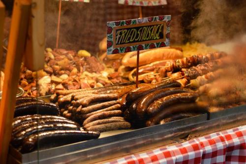 Various,Hungarian,Sausages,Or,Wurst,Fried,On,Christmas,Food,Market